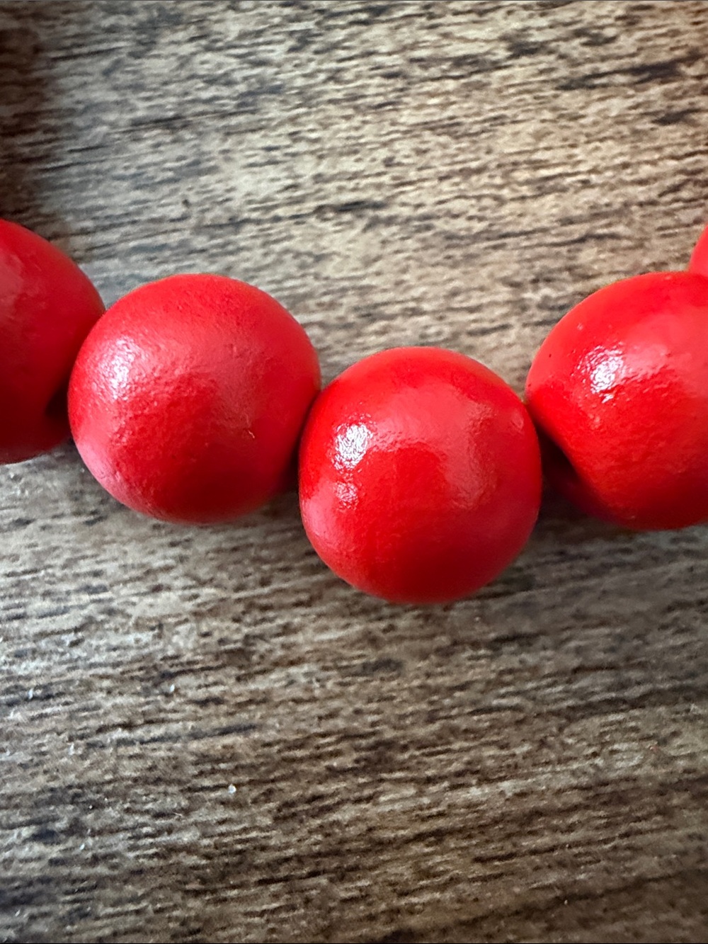 Red Beaded Wood Stretch Bracelet 🆕 - Picture 3 of 3